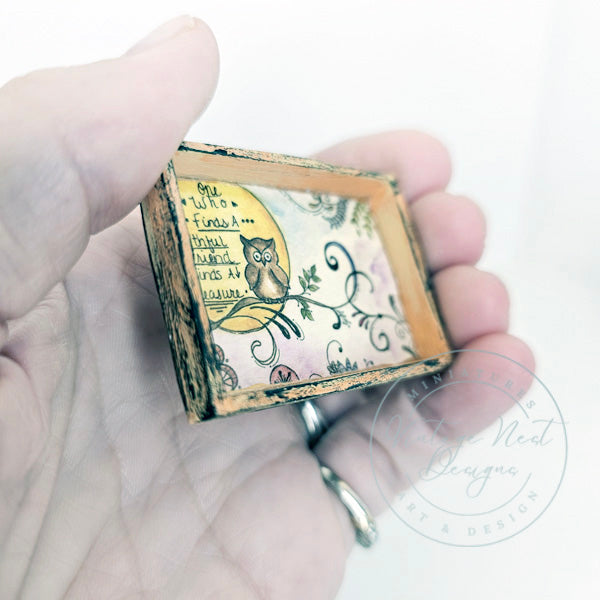 Miniatur Wer? Eulen Nr.2-1 Kunst 1:12 Maßstab Puppenhaus Schaukasten mit Zitat