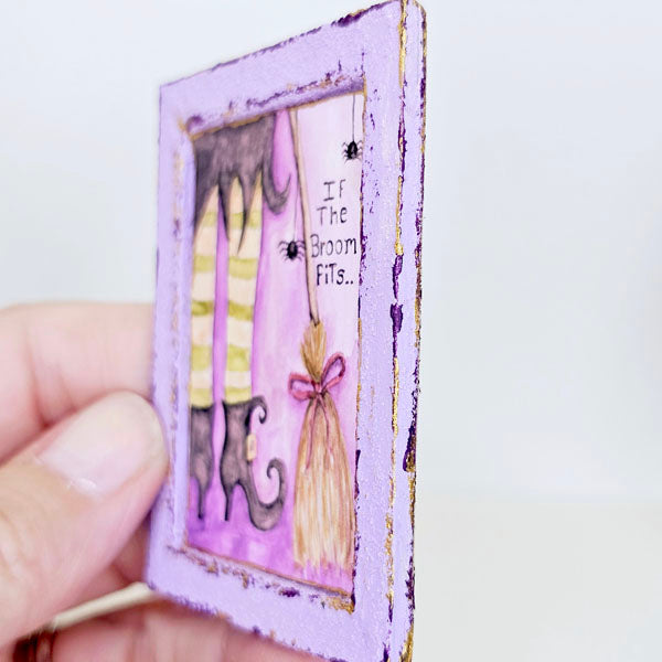 Miniature sorcière Si le balai rentre n°1:2 Fait main pour maison de poupée Cadre en bois