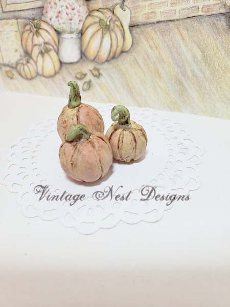 Drei schäbige Halloween-Kürbisse Nr. 2 handgemachte Puppenhausminiatur