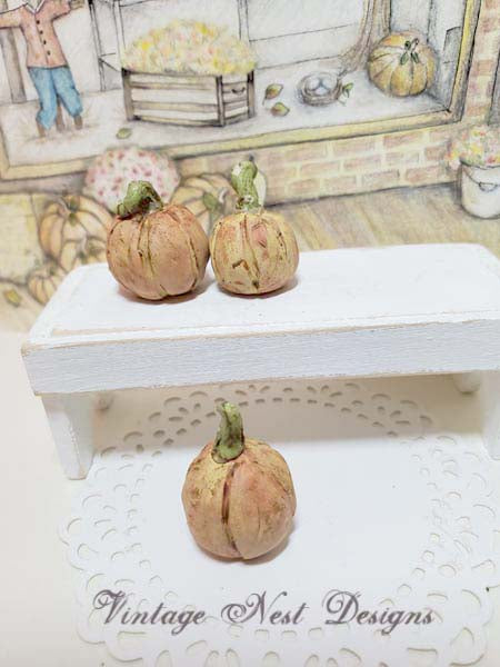 Drei schäbige Halloween-Kürbisse Nr. 2 handgemachte Puppenhausminiatur