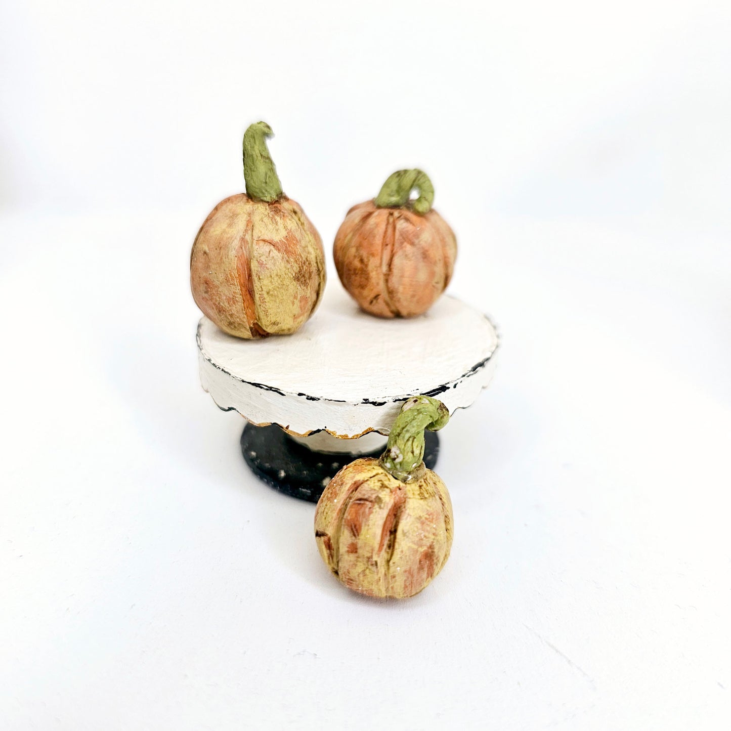 Drei schäbige Halloween-Kürbisse Nr. 2 handgemachte Puppenhausminiatur