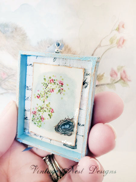 Miniature Roses Nid d'Oiseau Nº15:2 Maison de Poupée Cadre en Bois Fait Main Art