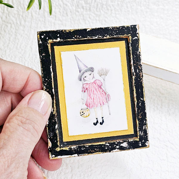 Miniature Fille Sorcière d'Halloween N°2:2 Cadre en Bois Fait Main pour Maison de Poupée Art