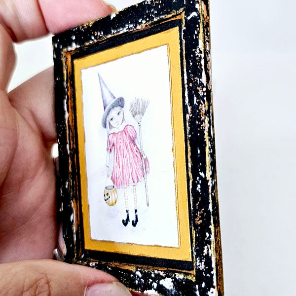 Miniature Fille Sorcière d'Halloween N°2:2 Cadre en Bois Fait Main pour Maison de Poupée Art