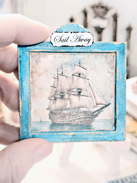 Bateau s'éloignant n°1:1 Miniature de maison de poupée - Tableau encadré en bois fait main
