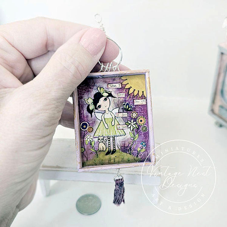 Miniature « La Première Fois Que Je T'ai Vue » N°1:2 Cadre En Bois Violet Accessoire De Décoration Pour Maison De Poupée