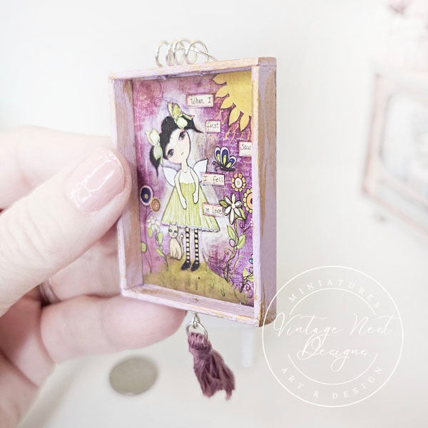 Miniature « La Première Fois Que Je T'ai Vue » N°1:2 Cadre En Bois Violet Accessoire De Décoration Pour Maison De Poupée