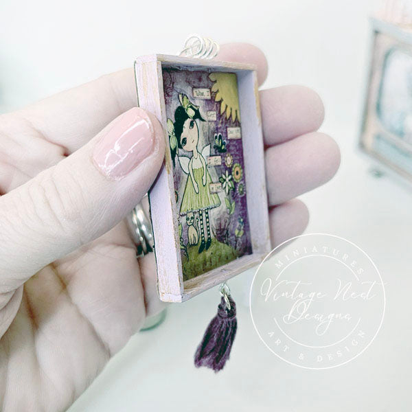 Miniature « La Première Fois Que Je T'ai Vue » N°1:2 Cadre En Bois Violet Accessoire De Décoration Pour Maison De Poupée