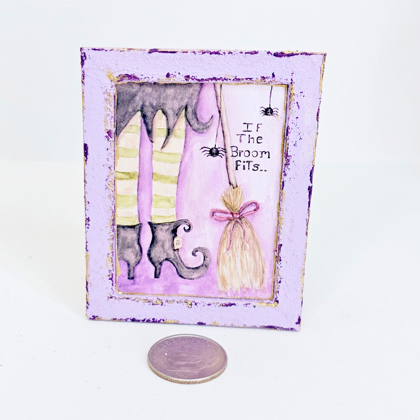 Miniature sorcière Si le balai rentre n°1:2 Fait main pour maison de poupée Cadre en bois