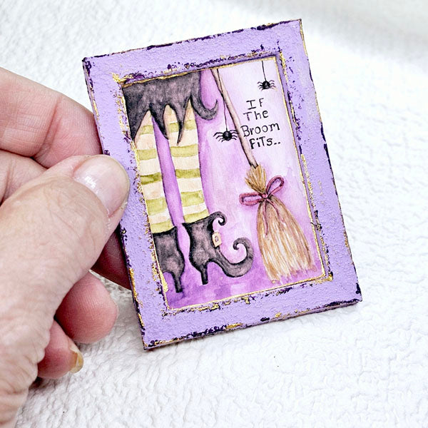 Miniature sorcière Si le balai rentre n°1:2 Fait main pour maison de poupée Cadre en bois