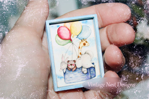 Animaux et Ballons N°1:4 Miniature de Maison de Poupée, Art Encadré en Bois Fait Main