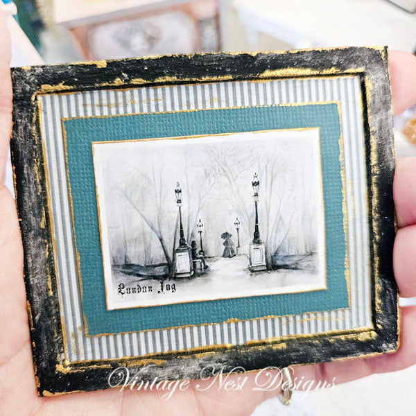 Miniature London Fog N°1:5 Faite à la main pour Maison de Poupée, Encadrée en Bois