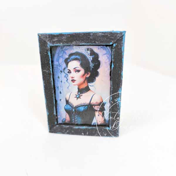 Femme victorienne miniature n°5:1 Art fait main pour maison de poupée Encadré en bois