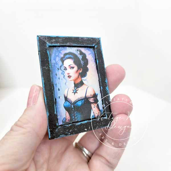 Femme victorienne miniature n°5:1 Art fait main pour maison de poupée Encadré en bois