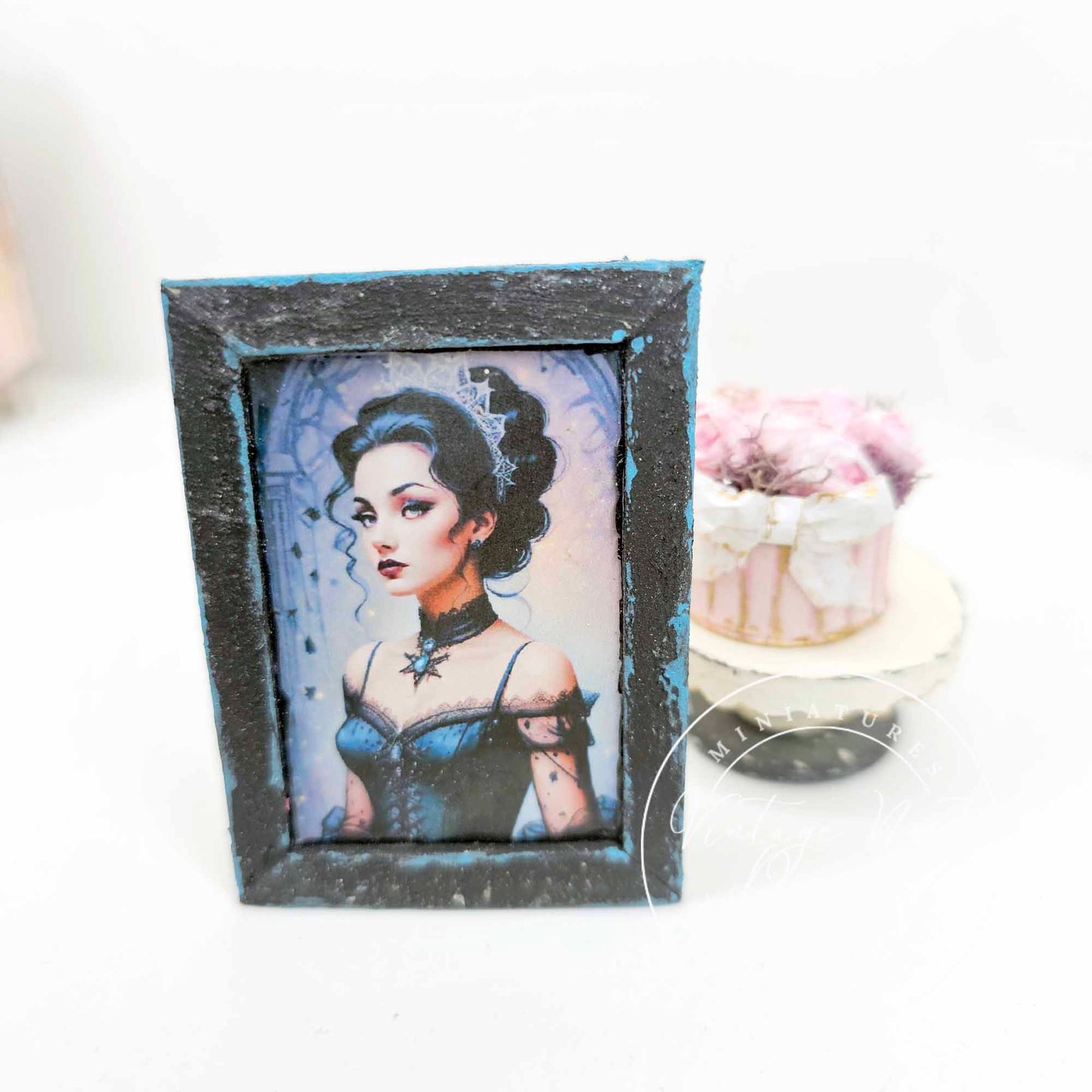 Femme victorienne miniature n°5:1 Art fait main pour maison de poupée Encadré en bois
