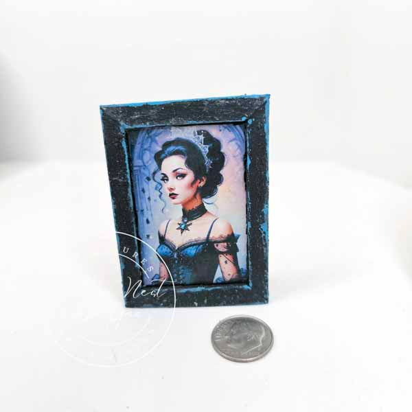 Femme victorienne miniature n°5:1 Art fait main pour maison de poupée Encadré en bois