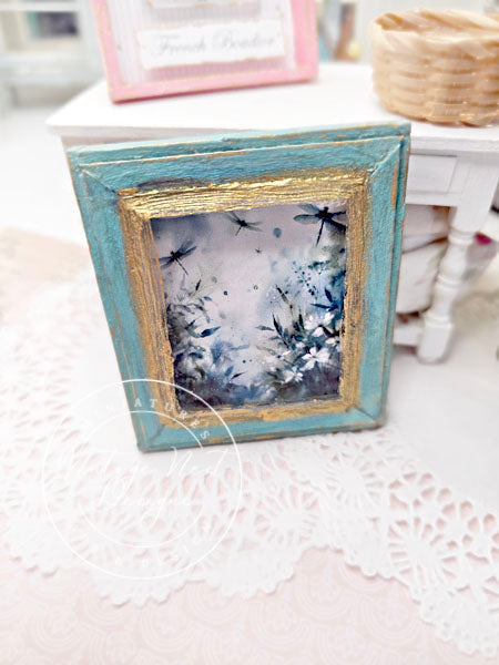 Fleurs miniatures et libellule N°1 : Cadre en bois bleu, accessoire de décoration murale pour maison de poupée à l'échelle 1/12