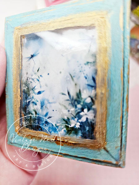 Fleurs miniatures et libellule N°1 : Cadre en bois bleu, accessoire de décoration murale pour maison de poupée à l'échelle 1/12