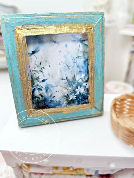 Fleurs miniatures et libellule N°1 : Cadre en bois bleu, accessoire de décoration murale pour maison de poupée à l'échelle 1/12