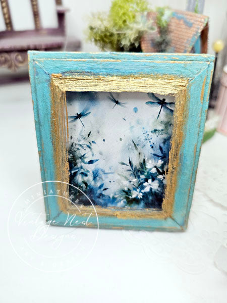 Fleurs miniatures et libellule N°1 : Cadre en bois bleu, accessoire de décoration murale pour maison de poupée à l'échelle 1/12