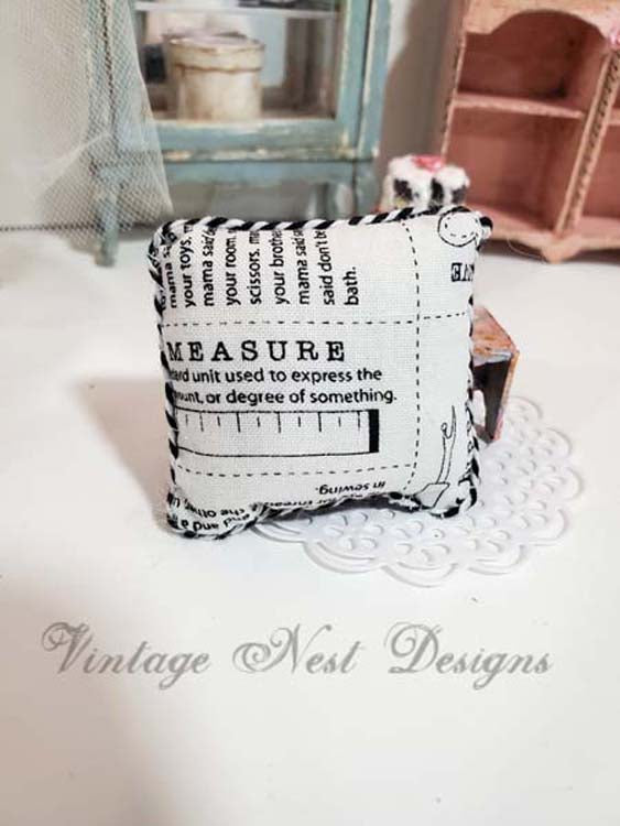 Mini oreiller N°22 Noir Blanc Maison de poupée Décor Poupée Diorama Boîte d'ombre Échelle 1:12